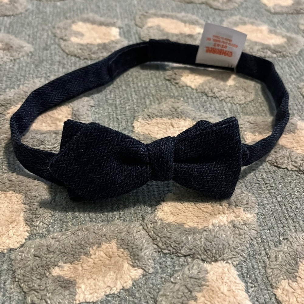 Navy blue herringbone bow tie size 2t - 5t.  Gymboree. Velcro